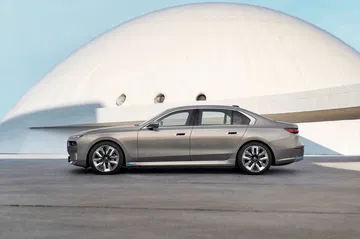 Vista lateral del BMW i7, mostrando su línea dinámica y llantas elegantes.