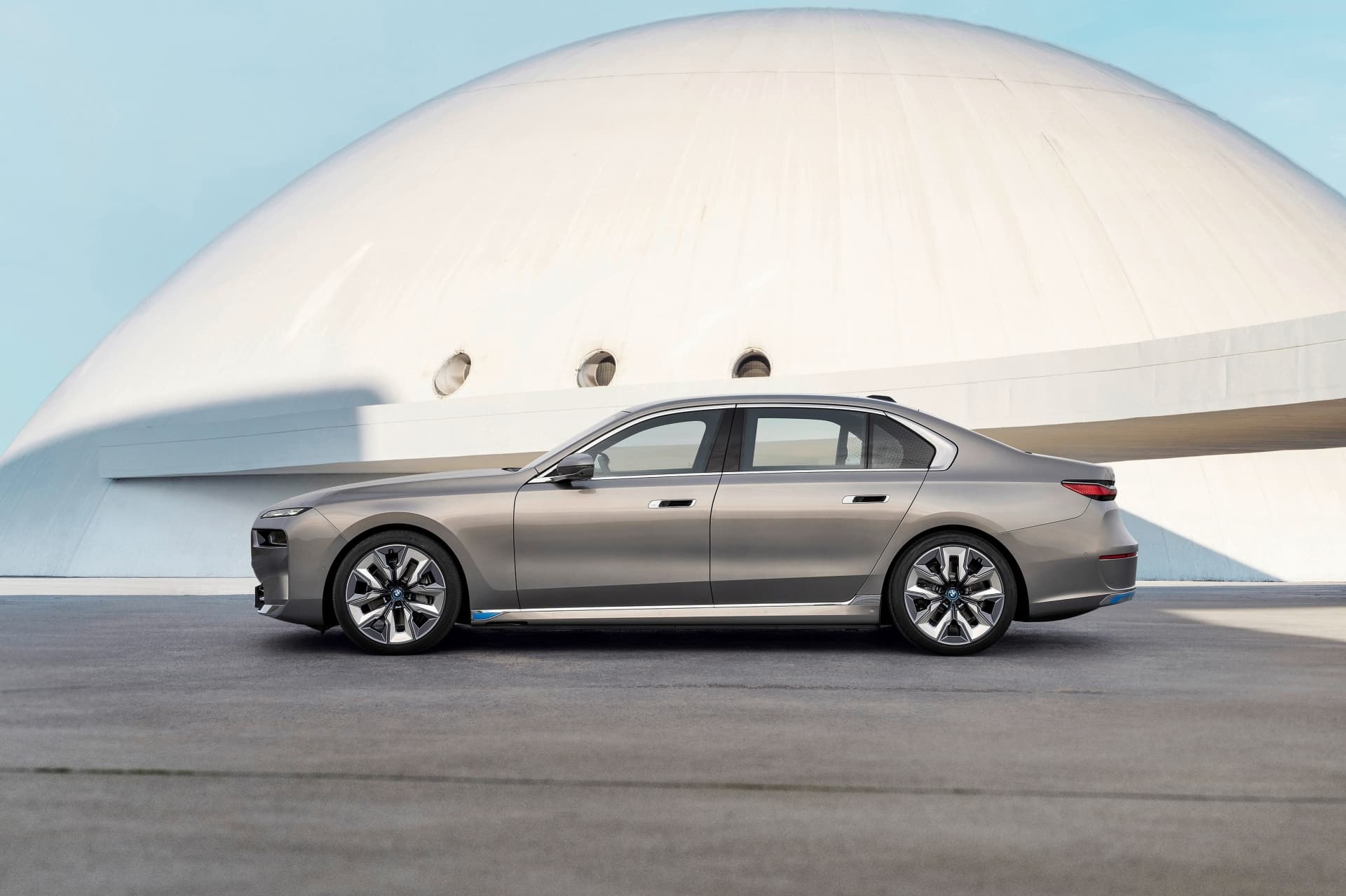 Vista lateral del BMW i7, mostrando su línea dinámica y llantas elegantes.