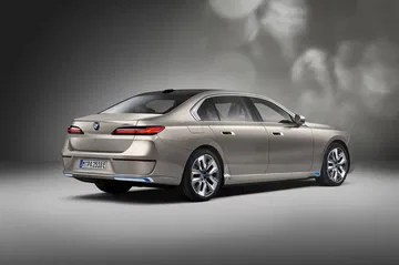 Vista lateral y trasera del BMW i7 destacando su diseño elegante.