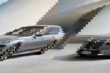 Vista angular de un BMW i7, destacando su diseño moderno y estilizado.