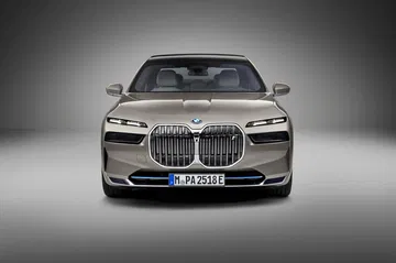 Vista frontal BMW i7 destacando la parrilla icónica de la marca.