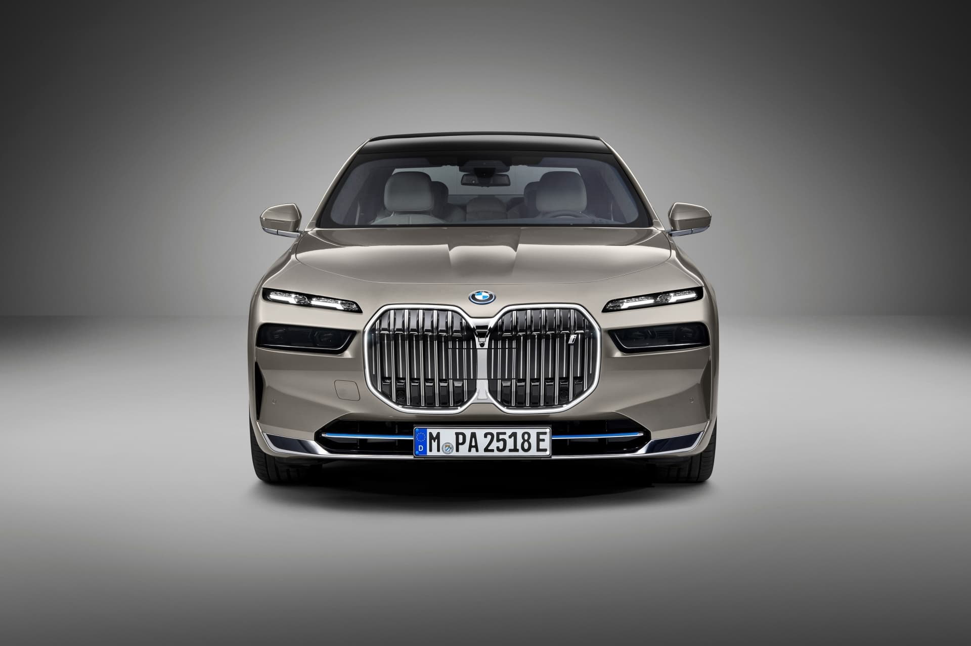 Vista frontal BMW i7 destacando la parrilla icónica de la marca.