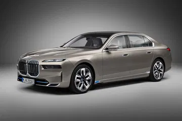 Vista lateral del BMW i7 que destaca su diseño aerodinámico y llantas elegantes.