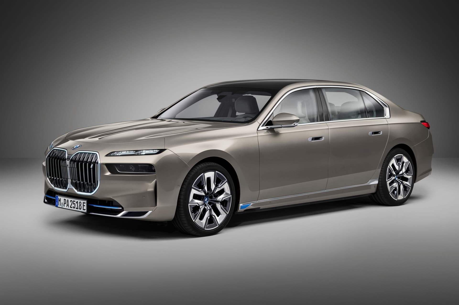 Vista lateral del BMW i7 que destaca su diseño aerodinámico y llantas elegantes.