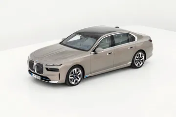 Vista lateral que muestra el diseño y llantas del BMW i7.