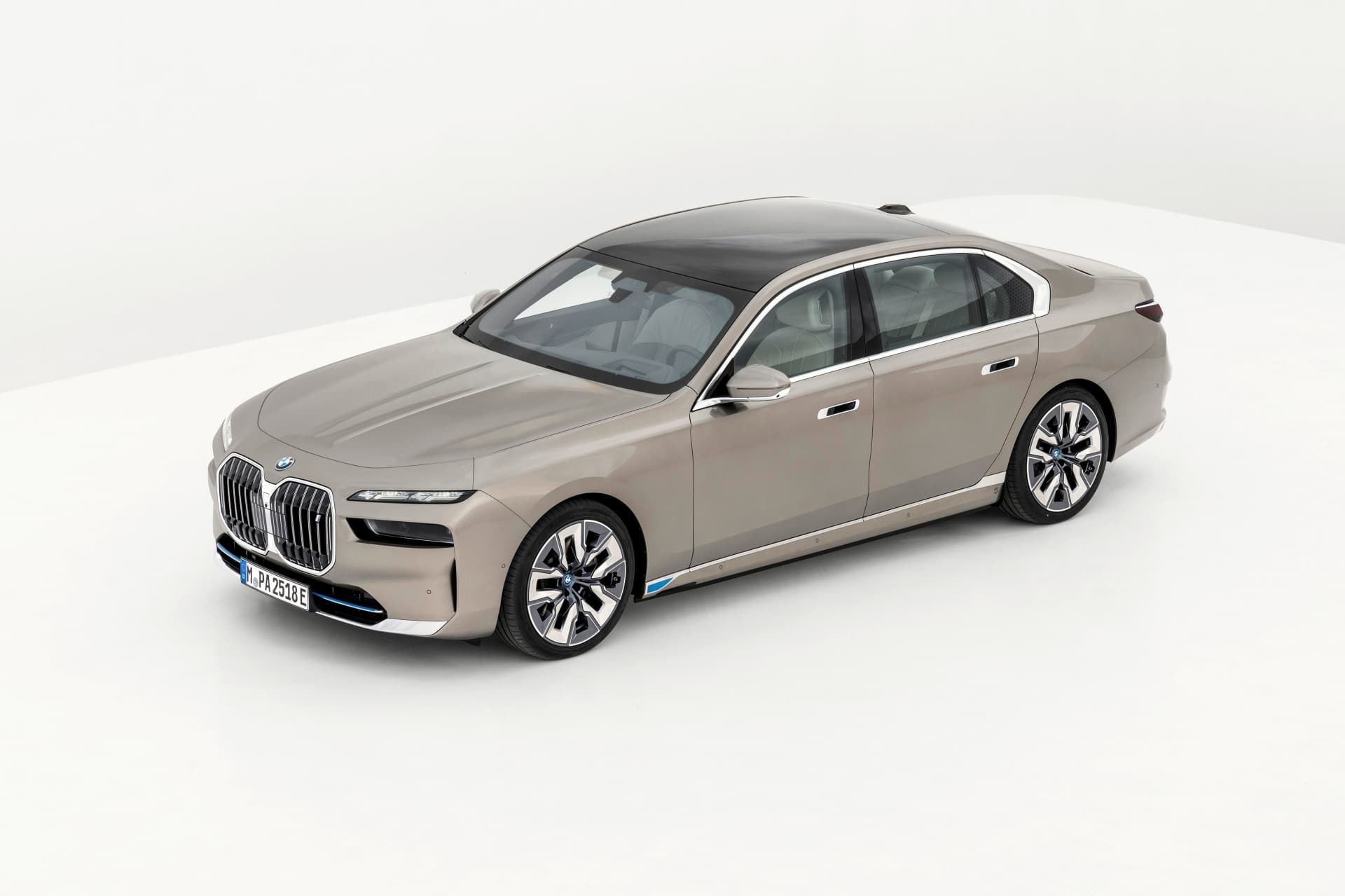 Vista lateral que muestra el diseño y llantas del BMW i7.