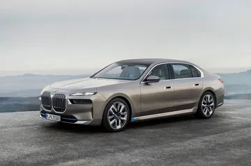 Imponente vista lateral del BMW i7 destacando su línea aerodinámica.