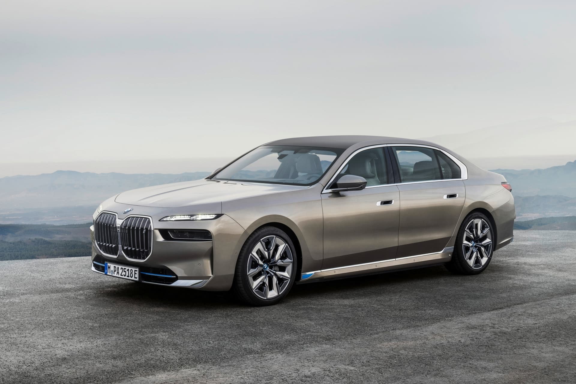 Imponente vista lateral del BMW i7 destacando su línea aerodinámica.