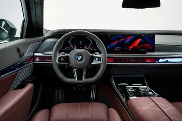 Vista del volante y panel de instrumentación digital del BMW i7.