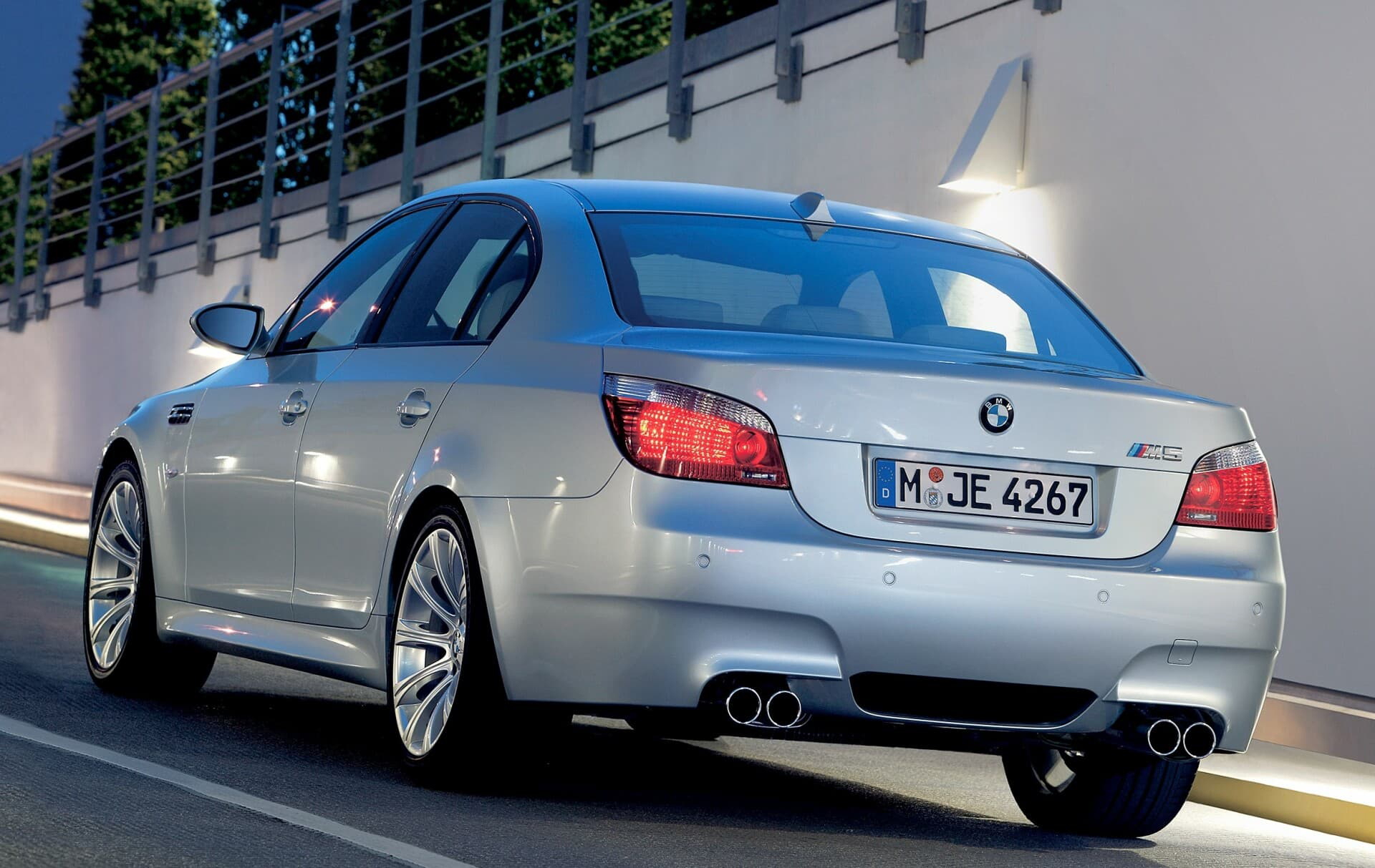 Bmw Serie 5 M5 E60 04 Sedan Exterior 34 Trasera