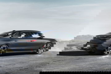 Vista lateral BMW Serie 7 destacando su diseño elegante y deportivo.