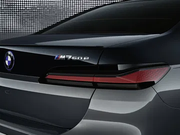 Vista cercana del detalle trasero de un BMW Serie 7, se aprecia la luz y el emblema.