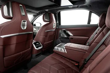 Vista del lujoso habitáculo trasero del BMW Serie 7, destacando confort y diseño.