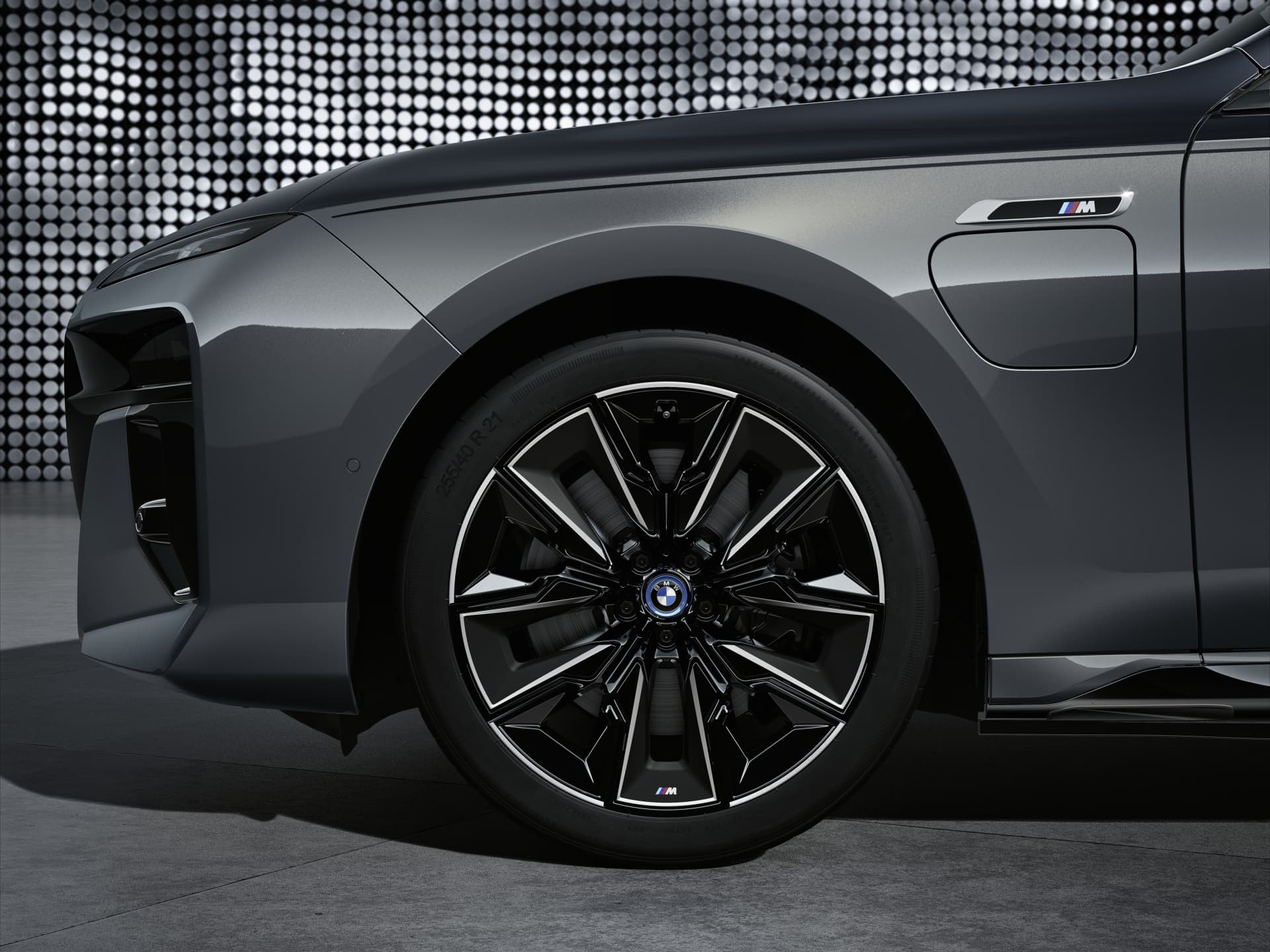 Primer plano de la llanta y salpicadera del BMW Serie 7, destacando su diseño deportivo