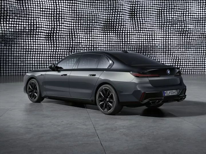 Un BMW Serie 7 muestra su diseño lateral con líneas elegantes y modernas.
