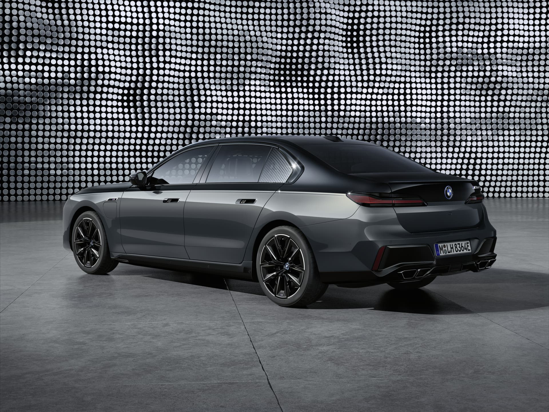 Un BMW Serie 7 muestra su diseño lateral con líneas elegantes y modernas.