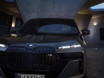 Vista frontal del BMW Serie 7 destacando su imponente parrilla iluminada.