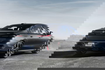 Vista trasera y lateral de un BMW Serie 7 mostrando su diseño elegante.