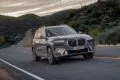 Vista dinámica del BMW X7 mostrando su diseño frontal y lateral.