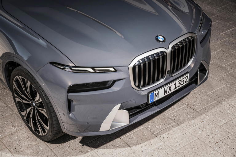 Vista de la imponente parrilla delantera del BMW X7, destacando su dise&ntilde;o y acabados.