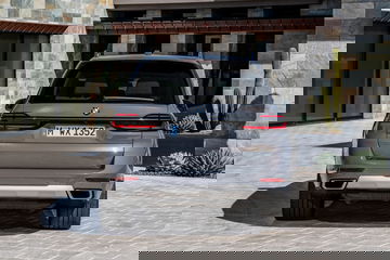 Vista trasera del BMW X7 mostrando su diseño robusto y luces LED