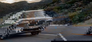 Vista dinámica del BMW X7 mostrando su imponente frontal y línea lateral.