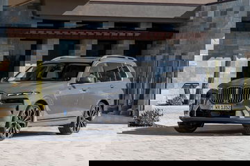 Imponente aspecto del BMW X7 con su frontal prominente y líneas laterales.