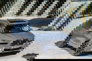 El BMW X7 muestra su robusto perfil y frontal dominante.