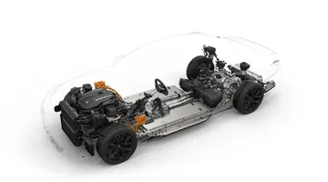 Vista superior del chasis y motor de un BMW Serie 7, donde se aprecian los componentes clave.