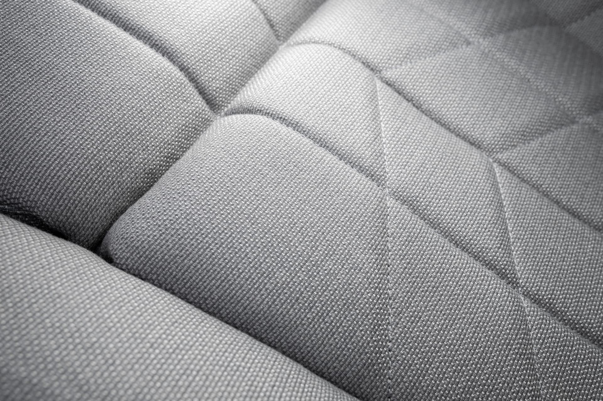 Exquisito detalle del tapizado y costuras del BMW i7, reflejo de lujo y confort.