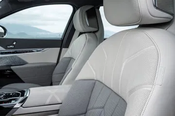 Vista del exquisito acabado y diseño de los asientos del BMW i7.
