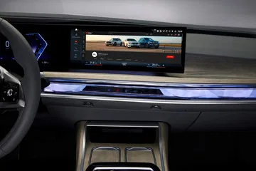 Vista del sistema de entretenimiento y detalles de acabado interior del BMW i7