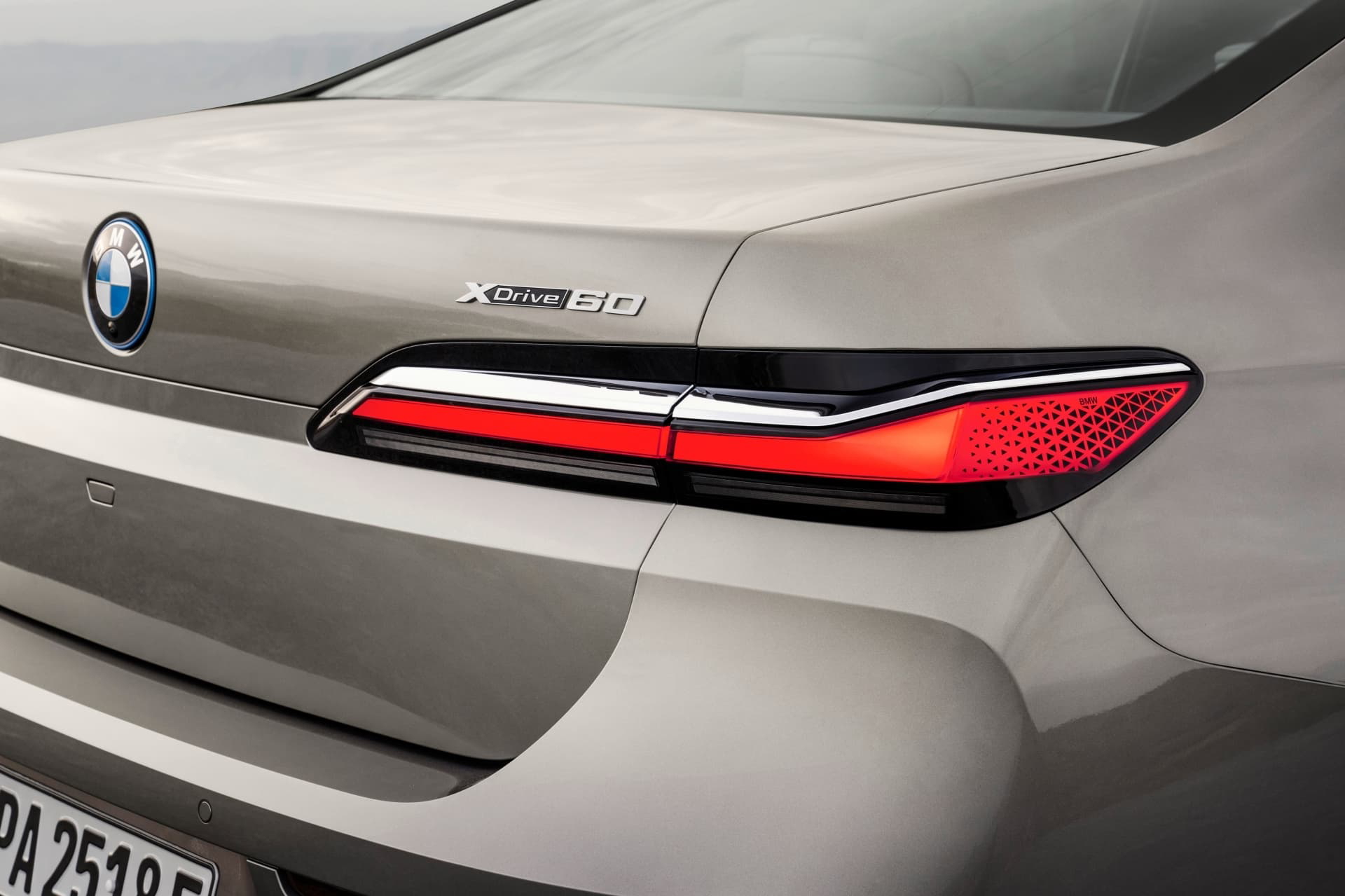 Vista cercana de la luz trasera LED del BMW i7, diseño elegante y moderno.