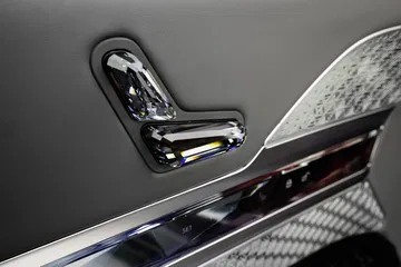 Manija interior con acabados de lujo y diseño elegante.