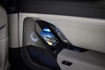 Vista de la pantalla integrada en el respaldo del asiento del BMW i7.