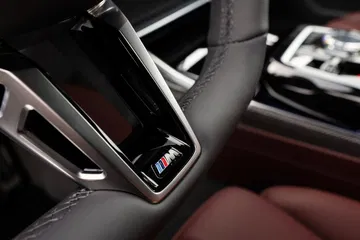 Pantalla trasera del BMW i7, símbolo de conectividad y confort.