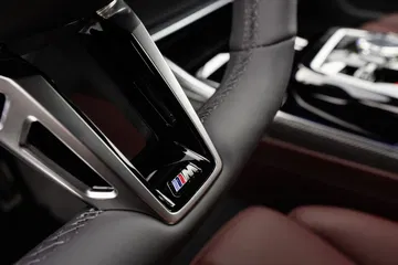 Vista cercana del sistema de entretenimiento trasero del BMW Serie 7.