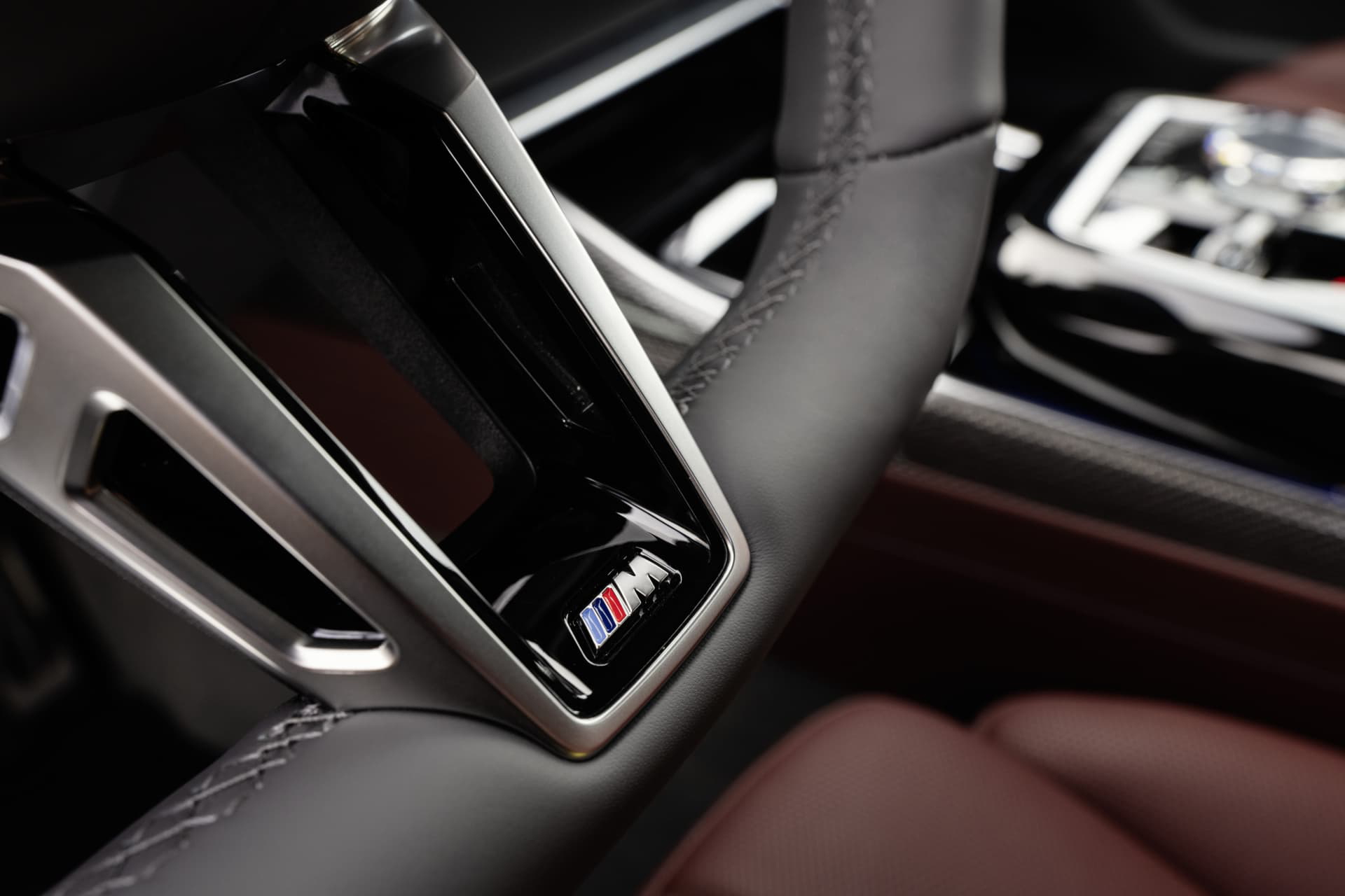 Vista cercana del sistema de entretenimiento trasero del BMW Serie 7.