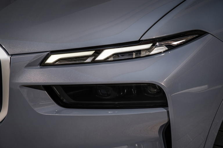 Vista cercana del faro LED del BMW X7, destacando su dise&ntilde;o y tecnolog&iacute;a
