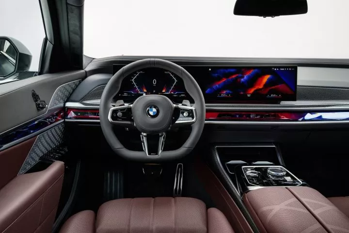 Vista lateral del habitáculo que muestra la consola central y el volante del BMW Serie 7.