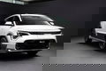 Vista frontal y lateral del Kia Niro, destacando su diseño moderno