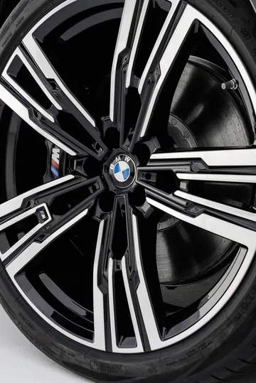 Primer plano de la llanta de aleación ligera del BMW Serie 7 con diseño deportivo.