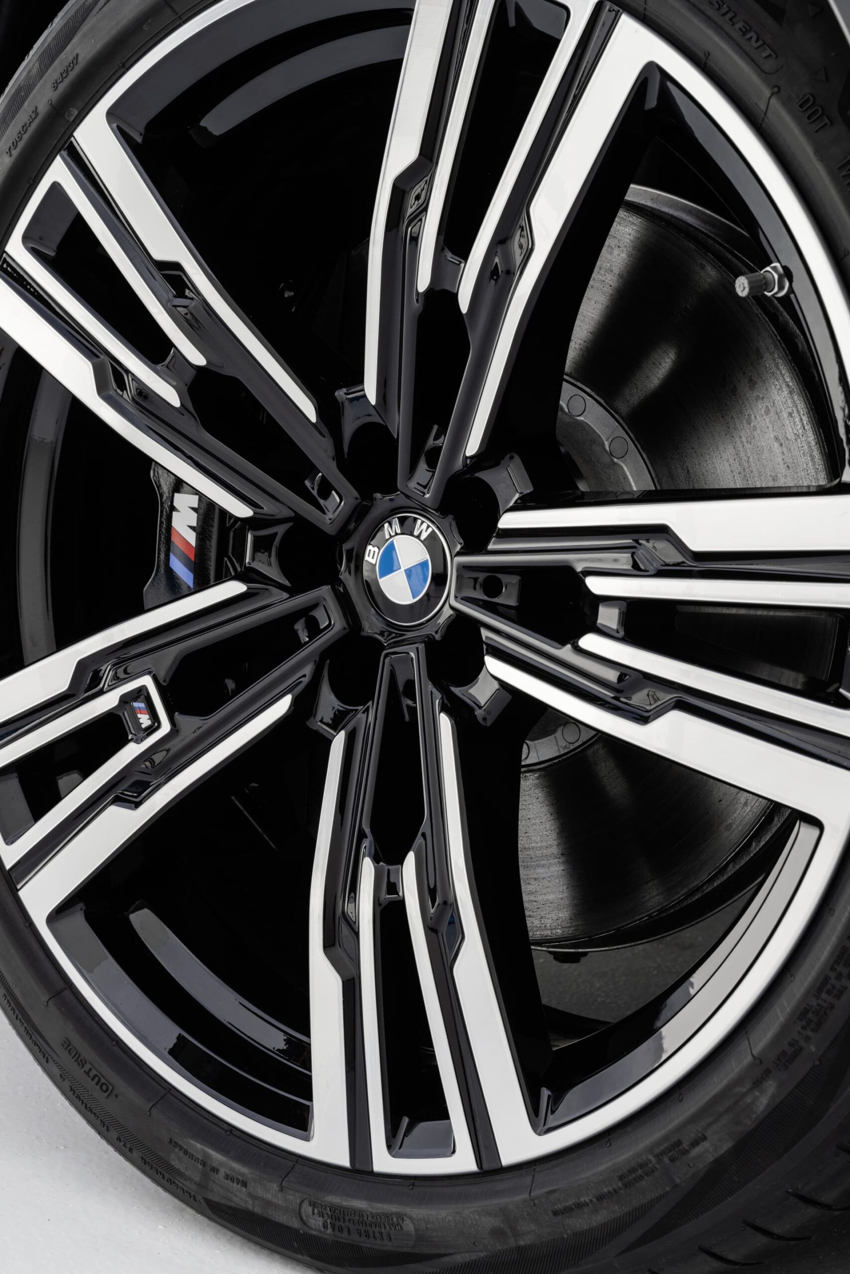 Primer plano de la llanta de aleación ligera del BMW Serie 7 con diseño deportivo.