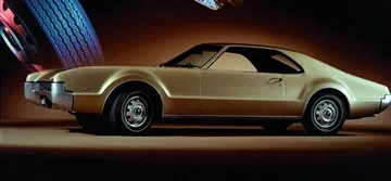 Oldsmibile Toronado Muscle Car Traccion Delantera Portada