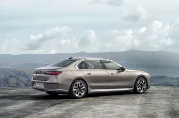 Vista lateral del BMW i7 resaltando su diseño aerodinámico.