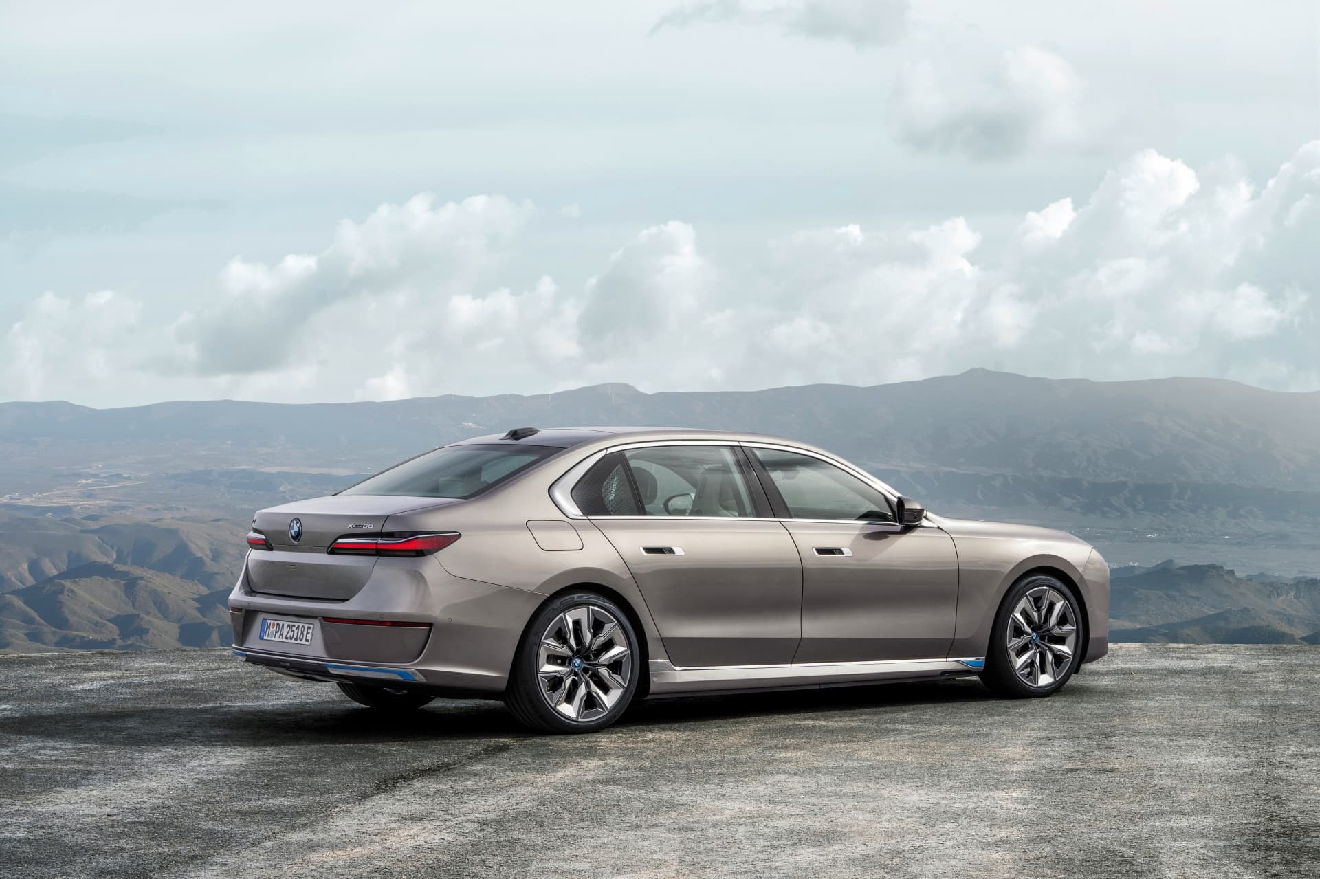 Vista lateral del BMW i7 resaltando su diseño aerodinámico.