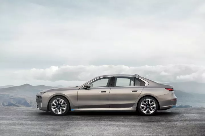 Vista lateral del BMW i7 destacando su línea y diseño aerodinámico.