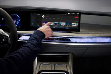Detalle sistema de infotainment con pantalla táctil del BMW i7.