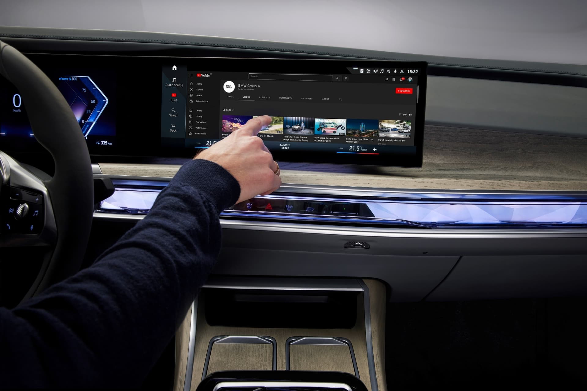Detalle sistema de infotainment con pantalla táctil del BMW i7.