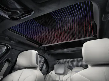 Techo con iluminación ambiental proporcionando una atmósfera de lujo y confort.